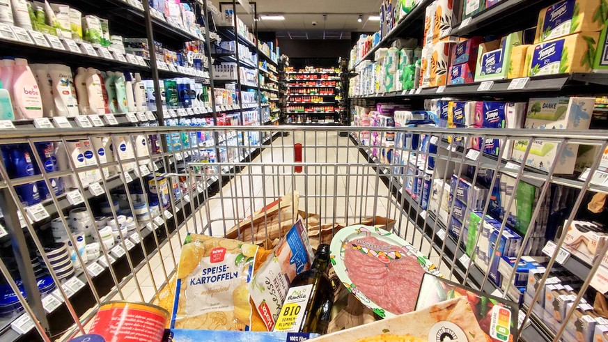 Inflation stabilisiert sich Einkaufswagen im Supermarkt am 25.02.2023 in NRW. Kanzleramt beendet konzertierte Aktion gegen steigende Preise. * Shopping cart in the supermarket on 25.02.2023 in NRW. Ch ...