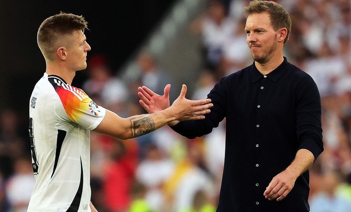 dpatopbilder - 05.07.2024, Baden-Württemberg, Stuttgart: Fußball, UEFA Euro 2024, EM, Spanien - Deutschland, Finalrunde, Viertelfinale, Stuttgart Arena, Deutschlands Toni Kroos (l) und Bundestrainer J ...