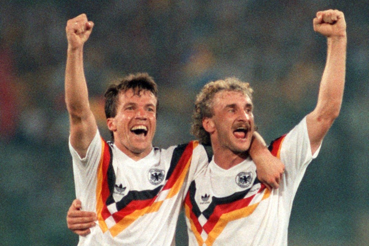 ARCHIV - 08.07.1990, Italien, Rom: Der deutsche Mittelfeldspieler und Kapitän Lothar Matthäus (l) und Stürmer Rudi Völler strecken jubelnd eine Faust hoch. Die deutsche Fußballnationalmannschaft gewin ...