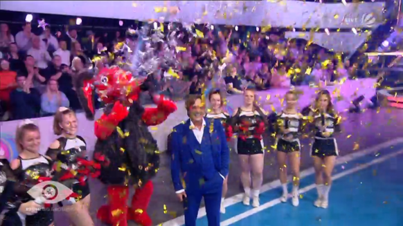 Jörg Draeger, Kandidat vom letzten Jahr, kommt mit roter Zonk-Maus und Cheerleadern zur Game-Show.