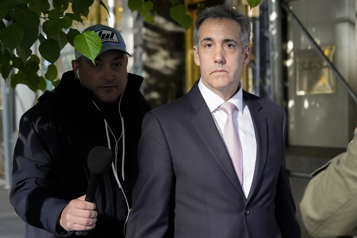 13.05.2024, USA, New York: Michael Cohen, ehemaliger Anwalt von Trump, verlässt sein Wohnhaus auf dem Weg zum Strafgericht in Manhattan. Im Strafprozess gegen den ehemaligen US-Präsidenten Trump im Zu ...