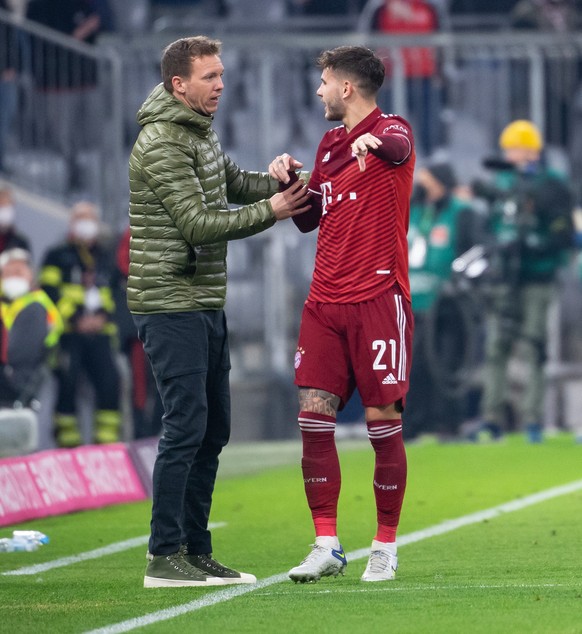 ARCHIV - 19.03.2022, Bayern, M�nchen: Fu�ball: Bundesliga, Bayern M�nchen - 1. FC Union Berlin, 27. Spieltag in der Allianz Arena. Trainer Julian Nagelsmann (l) von M�nchen redet mit Lucas Hernandez.  ...