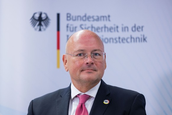 ARCHIV - 08.08.2022, Nordrhein-Westfalen, Bonn: Arne Schönbohm, Präsident des Bundesamtes für Sicherheit in der Informationstechnik (BSI), steht bei einem Besuch der Bundesinnenministerin. Bundesinnen ...