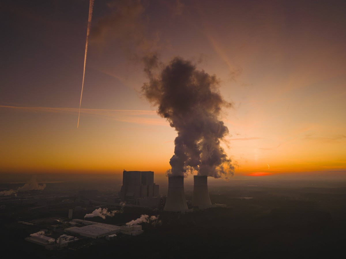 LEAG Lausitz Energie Kraftwerke AG - Kraftwerk Schwarze Pumpe Unter der Bezeichnung Kraftwerk Schwarze Pumpe wird heute ein 1993 bis 1998 errichtetes und von der LEAG betriebenes Braunkohle-Großkraftw ...