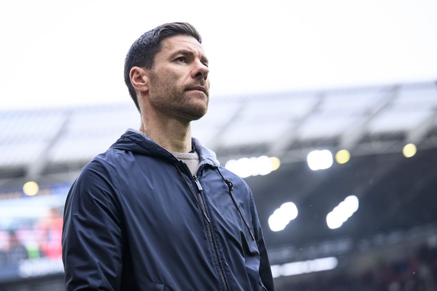 17.03.2024, Baden-Württemberg, Freiburg im Breisgau: Fußball: Bundesliga, SC Freiburg - Bayer Leverkusen, 26. Spieltag, Europa-Park Stadion. Leverkusens Trainer Xabi Alonso steht vor dem Spiel im Stad ...