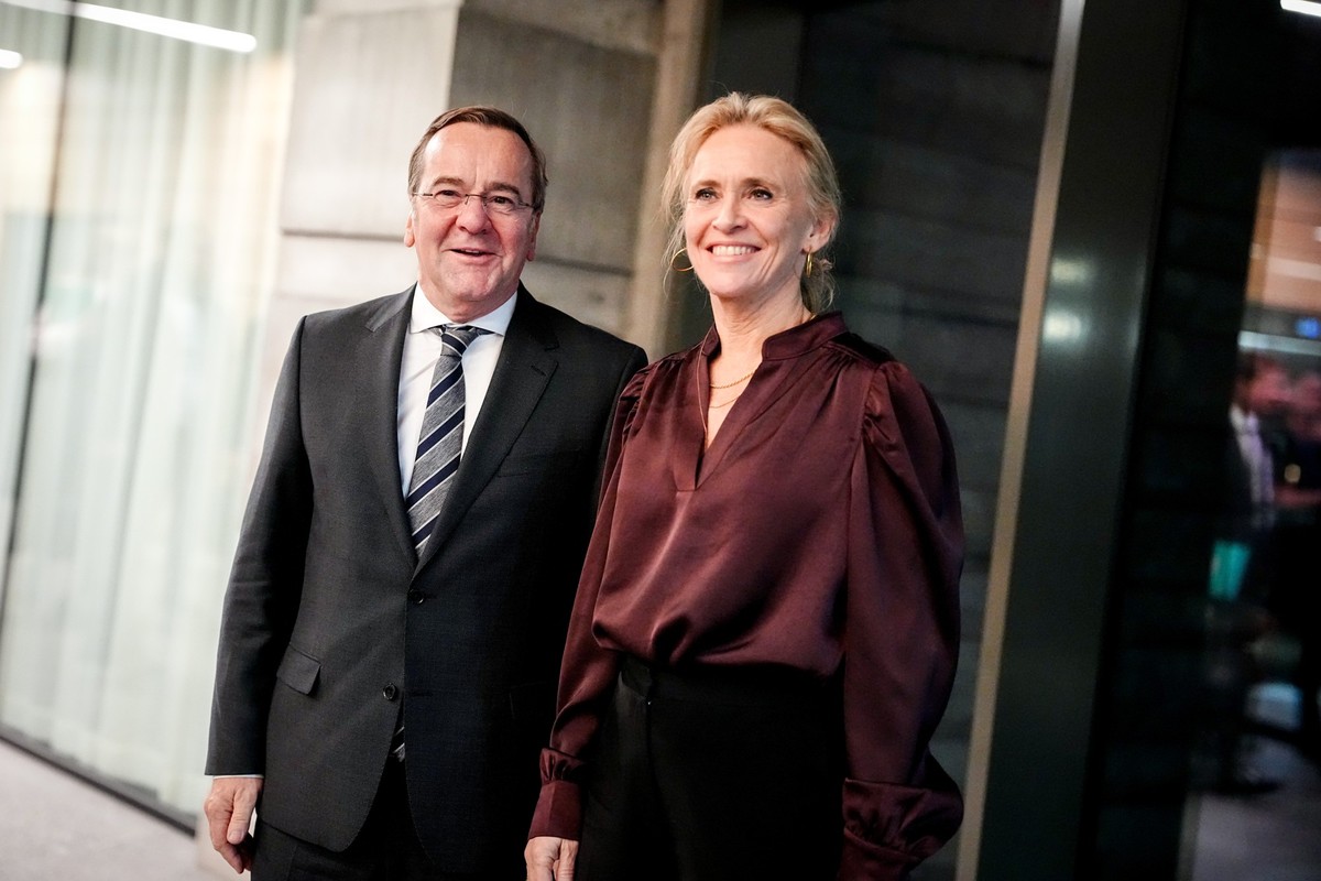 19.10.2025, Island, Keflavik: Boris Pistorius (SPD), Bundesminister der Verteidigung, wird von Thorgerdur Katrin Gunnarsdottir, Außenministerin von Island, empfangen. Foto: Kay Nietfeld/dpa +++ dpa-Bi ...