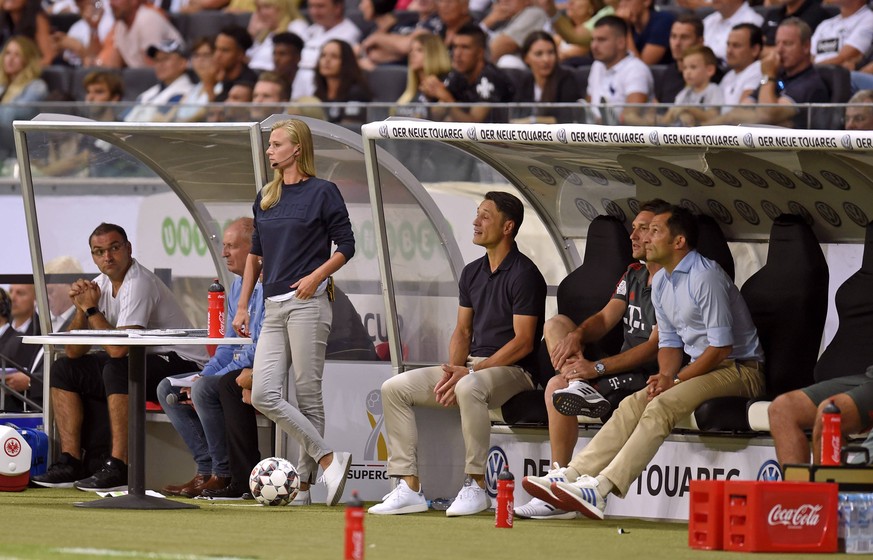 Teammanagerin Kathleen Krüger hat seit dieser Saison an der Trainerbank beim FC Bayern das Headset im Ohr, um mit Mitarbeitern auf der Tribüne zu kommunizieren.
