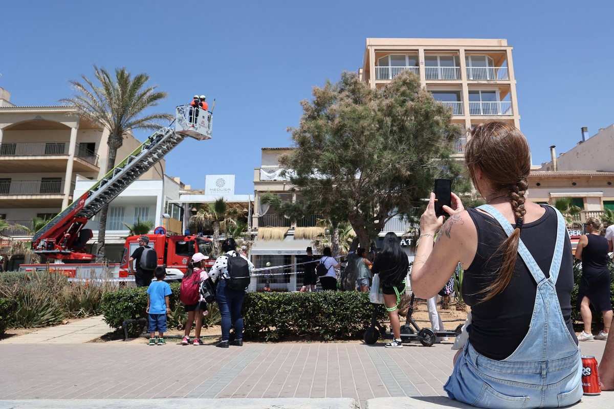 Restaurant Collapses Killing Four - Mallorca Several people at the scene of the incident on May 24, 2024, in Palma de Mallorca, Mallorca, Balearic Islands, Spain. At least four people have died in the ...