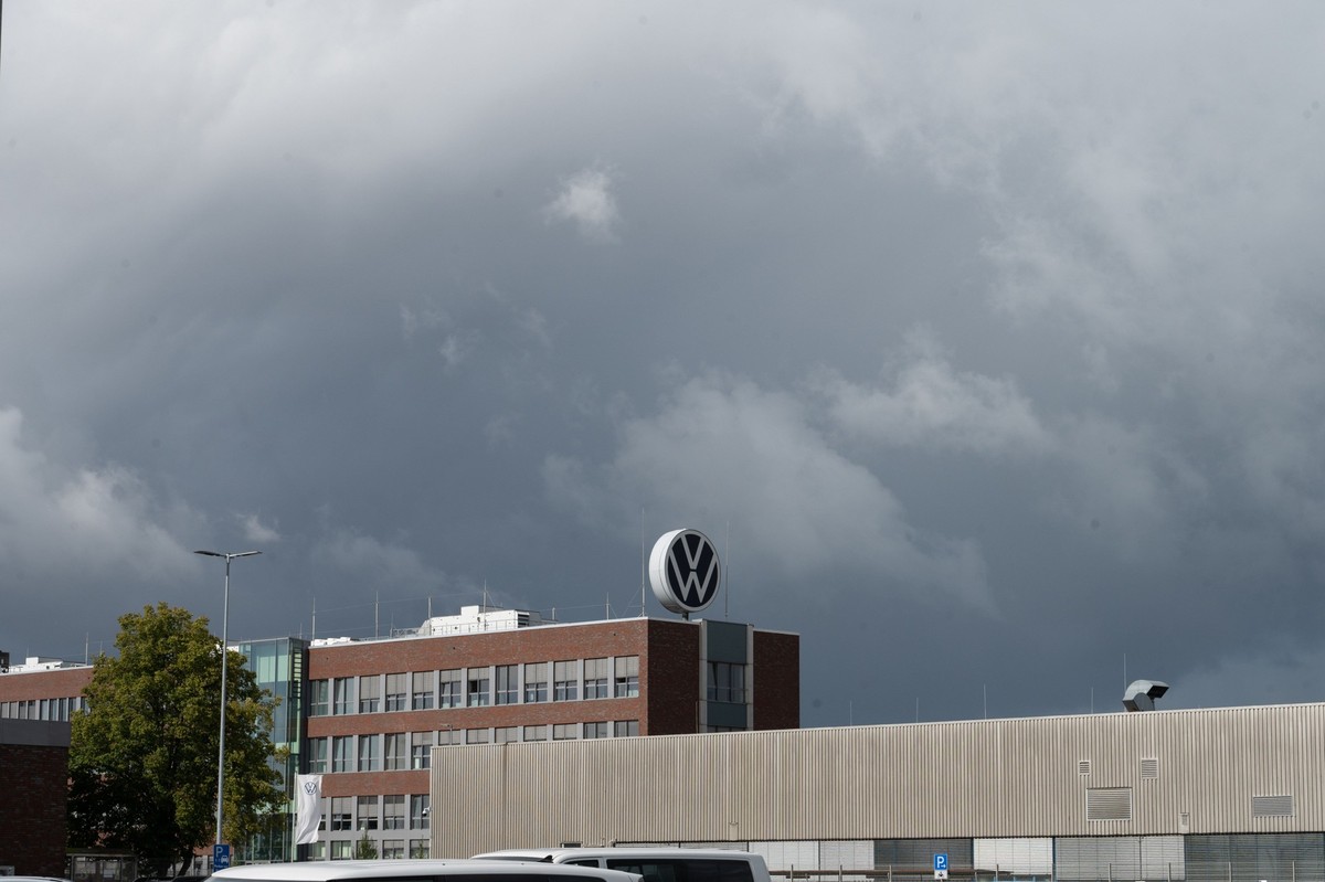 11.09.2024, Niedersachsen, Emden: Das Unternehmens-Logo auf einem Geb�ude des Volkswagen-Werks. VW will seine Sparpl�ne versch�rfen. Es drohen auch Werksschlie�ungen. Niedersachsens Ministerpr�sident ...