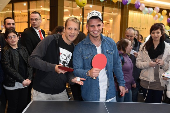 Pietro Lombardi, Oliver Pocher beim Promi Charity Event Lass uns Lachen in der Mall of Berlin in Berlin am 18.03.2017

Pietro Lombardi Oliver Pocher the Celebrity Charity Event Discount us Laughing in ...