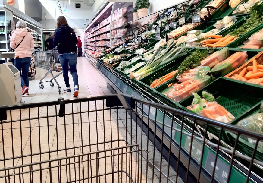 Einkauf in einem Supermarkt oder Discounter zu Zeiten von Inflation. Moeren, Lauch, Gemuese, Gemuesetheke, Frischgemuese, Grundnahrungsmittel, Preissteigerung, Teuerung, Einkaufswagen, Warenkorb, Lief ...