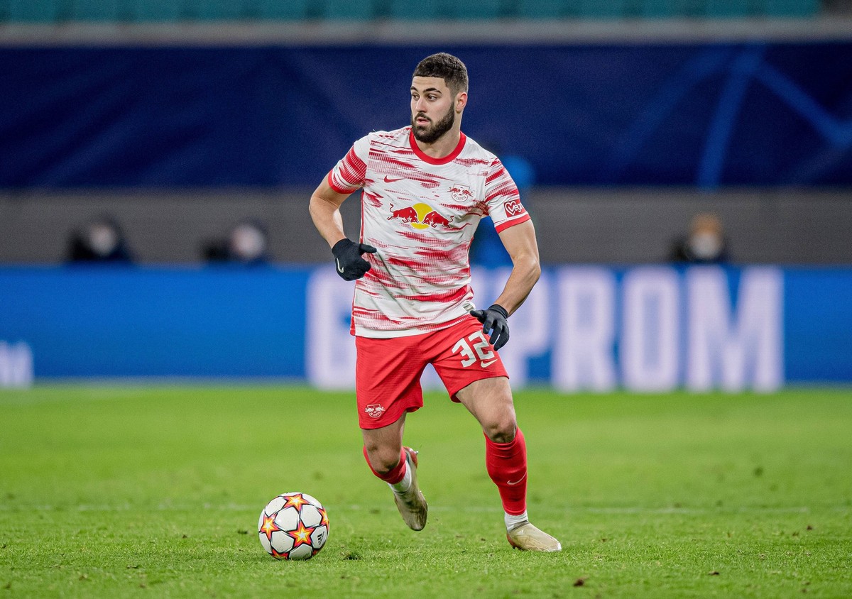 Leipzigs Josko Gvardiol am Ball. Fussball UEFA Champions League, 6. Spieltag: RB Leipzig - Manchester City 2:1. 7. Dezember 2021: Leipzig Sachsen, Red Bull Arena. RB Leipzig - Manchester City 2:1 *** ...