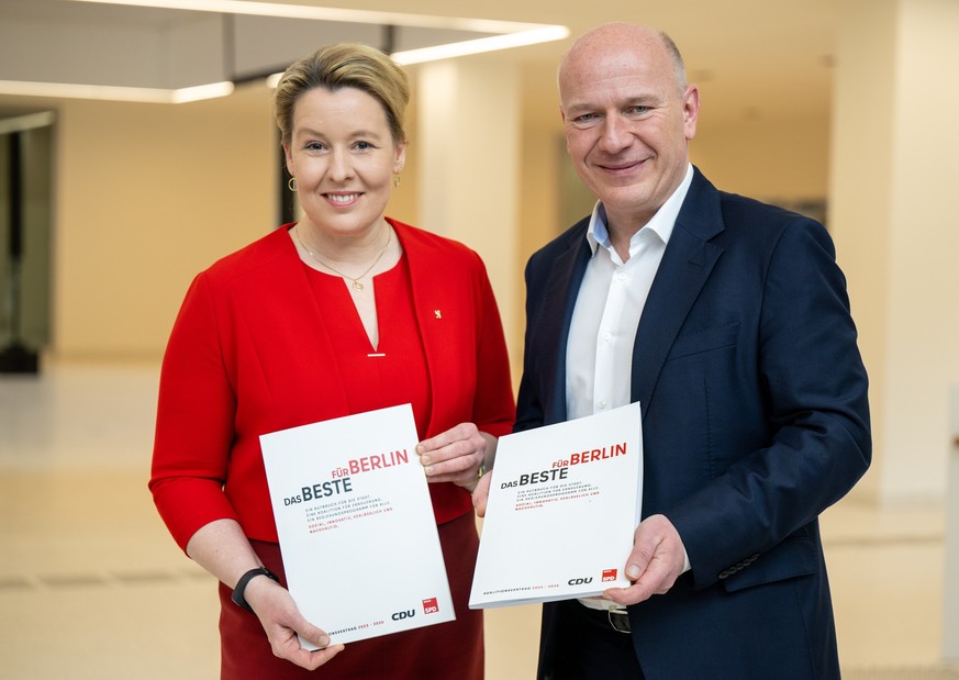 03.04.2023, Berlin: Franziska Giffey (SPD), Regierende Bürgermeisterin von Berlin, und Kai Wegner (CDU), Vorsitzender der CDU Berlin, halten nach einem Pressetermin zur Vorstellung des ausgehandelten  ...