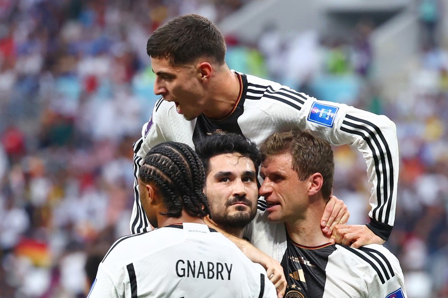 23.11.2022, Katar, Al-Rajjan: RECROP - Fußball: WM, Deutschland - Japan, Vorrunde, Gruppe E, Spieltag 1, Chalifa International Stadium, Ilkay Gündogan (M) von Deutschland jubelt nach seinem per Elfmet ...