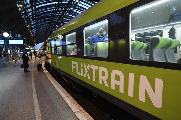 Reisende besteigen im Bahnhof einen Zug von Flixtrain. Auf Grund eines Streiks der Gewerkschaft der Lokführer (GdL) fallen Züge der deutschen Bahn aus, während die privaten Unternehmen ihre Züge fahre ...