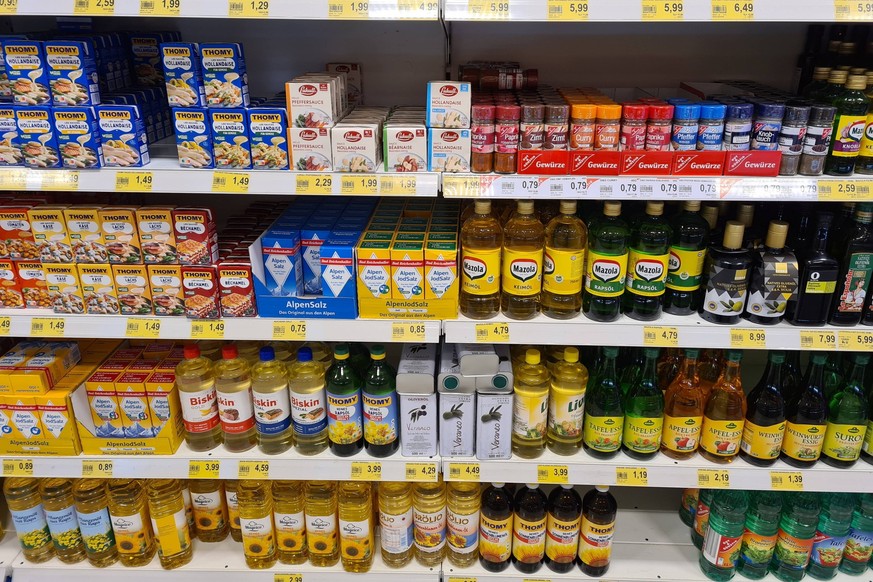 Herschbach Themenfoto: Nahrung, Lebensmittel, Versorgung, Supermarkt, Edeka, 25.01.2023 Edeka-Regal mit Speiseoel und Wuerzmischungen, Sossen, Themenfoto: Nahrung, Lebensmittel, Versorgung, Supermarkt ...