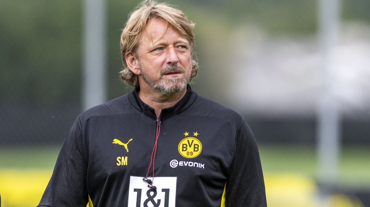 ARCHIV - 01.08.2024, Schweiz, Bad Ragaz: Fußball: Bundesliga, Start Borussia Dortmund ins Trainingslager in der Schweiz: Kaderplaner Sven Mislintat geht über den Platz. (zu dpa: «Bericht: BVB will sic ...