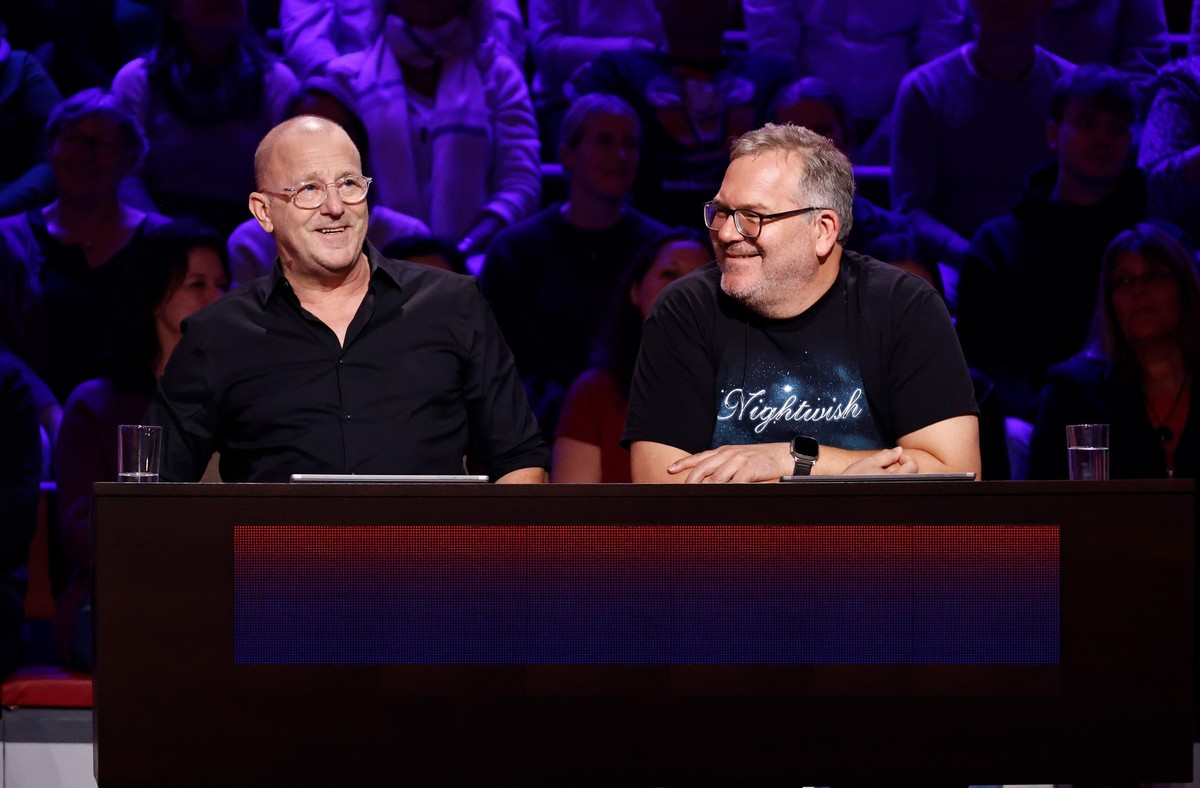 ARD WER WEISS DENN SOWAS? FOLGE 1203, &quot;Jürgen Vogel und Heino Ferch&quot;, am Montag (25.11.24) um 18:00 Uhr im ERSTEN.
Rateteam-Kapitän Elton (r.) mit Schauspieler Heino Ferch (l.).
© ARD/Morris ...