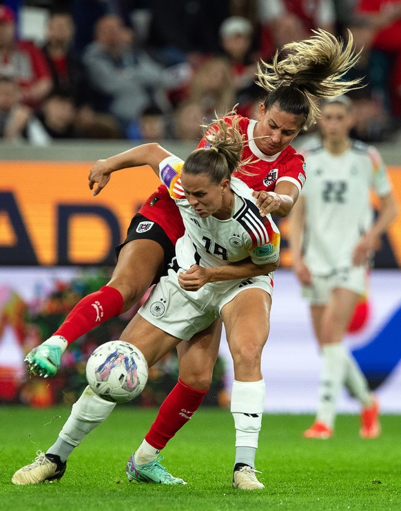 dpatopbilder - 05.04.2024, Österreich, Linz: Fußball, Frauen: EM-Qualifikation, Österreich - Deutschland, Raiffeisen Arena. Deutschlands Klara Bühl (vorne) und Österreichs Marina Georgieva kämpfen um  ...