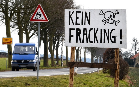 ARCHIV - 06.03.2015, Niedersachsen, Dudensen: Ein Transparent mit Totenkopf und der Aufschrift �Kein Fracking!� steht an der Ortsgrenze. (zu dpa &quot;SPD und Gr�ne lehnen Lindner-Vorsto� zum Fracking ...