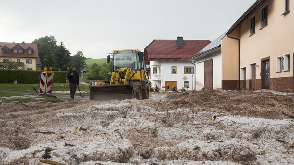 Feuerwehren und Rettungskräfte pumpten in Hessen überflutete Keller leer und räumten Schlammlawinen.