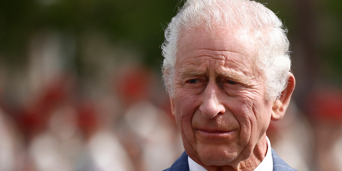 ARCHIV - 20.09.2023, Frankreich, Paris: König Charles III. bei einer Zeremonie am Arc de Triomphe. Beim britischen König Charles III. ist Krebs diagnostiziert worden. Das teilte der Buckingham-Palast ...