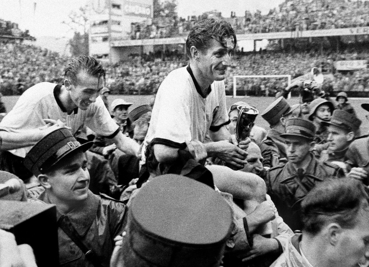 Fritz Walter bei der Weltmeisterschaft 1954 mit dem Pokal.