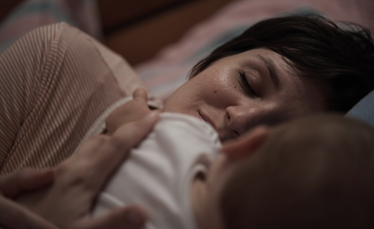 mother is playing with baby at home, mother is playing with newborn baby at home, 19.02.2021, Copyright: xshockx Panthermedia29633518.jpg