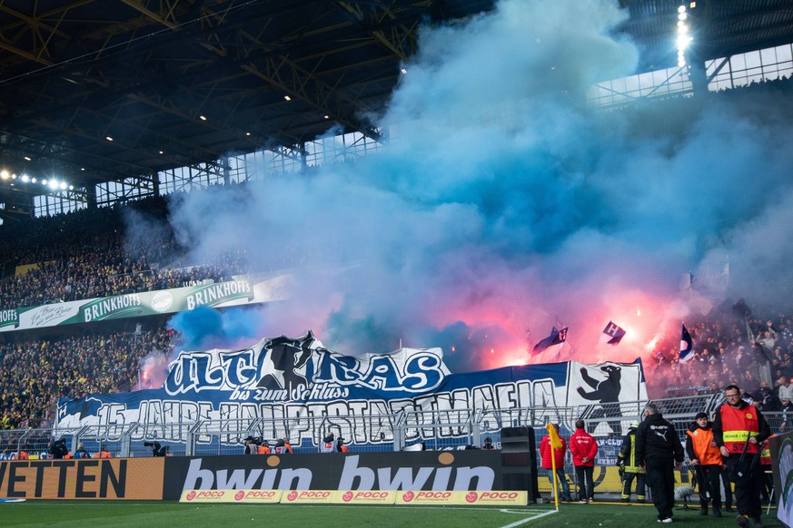 27.10.2018, xkvx, Fussball 1.Bundesliga, Borussia Dortmund - Hertha BSC Berlin emspor, v.l. Choreo / Choreografie / Pyro / Pyrotechnik / Feuer / Rauch / Qualm / Masken (DFL/DFB REGULATIONS PROHIBIT AN ...