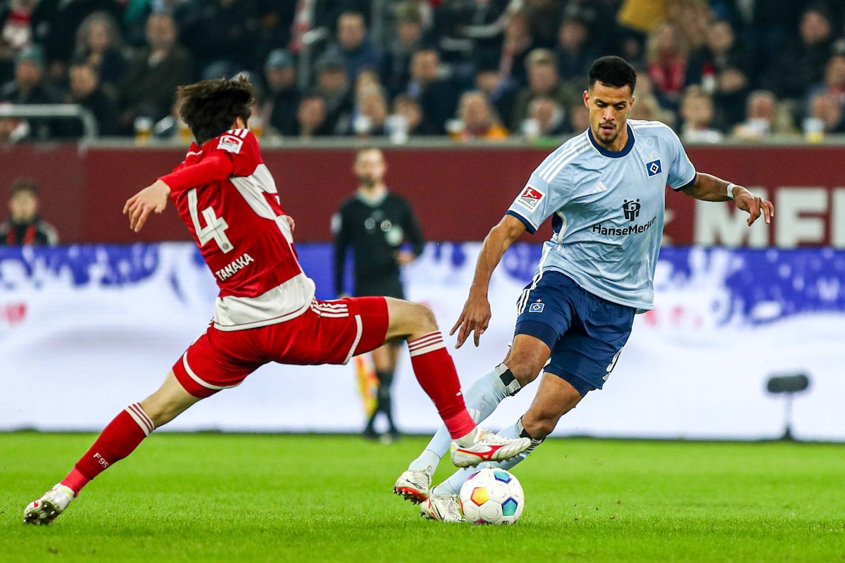 Ao Tanaka Fortuna D�sseldorf / Duesseldorf, 04 im Zweikampf gegen Robert Glatzel HSV / Hamburger SV / Hamburg, 09, GER, Fortuna D�sseldorf / Duesseldorf 1895 vs. Hamburger SV, 2. Bundesliga, 25. Spiel ...