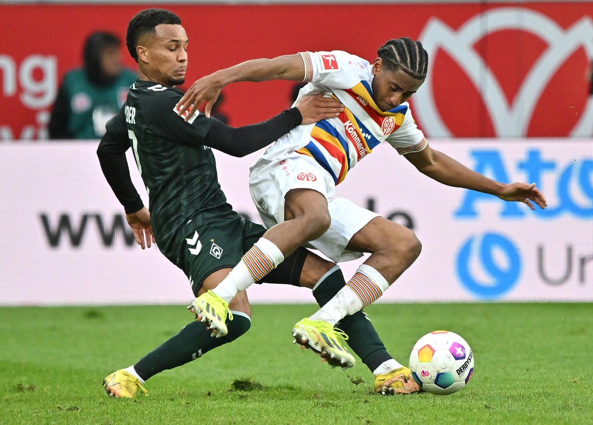 03.02.2024, Rheinland-Pfalz, Mainz: Fußball: Bundesliga, FSV Mainz 05 - Werder Bremen, 20. Spieltag, Mewa Arena: Bremens Felix Agu (l) spielt gegen den Mainzer Leandro Barreiro. Foto: Torsten Silz/dpa ...