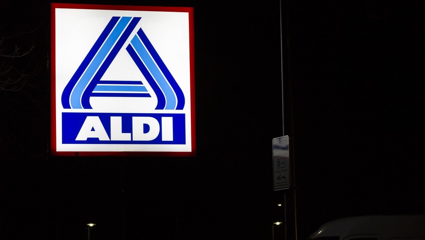 Aldi Nord Schild in der Dunkelheit in Berlin *** Aldi Nord sign in the darkness in Berlin