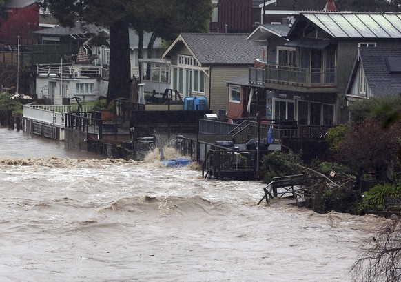 05.01.2023, USA, Capitola: Höfe entlang des Soquel Creek in Capitola Village werden von einer Flut überschwemmt. 
Der US-Wetterdienst warnte vor Starkregen zwischen Sacramento im Norden und dem Gebirg ...