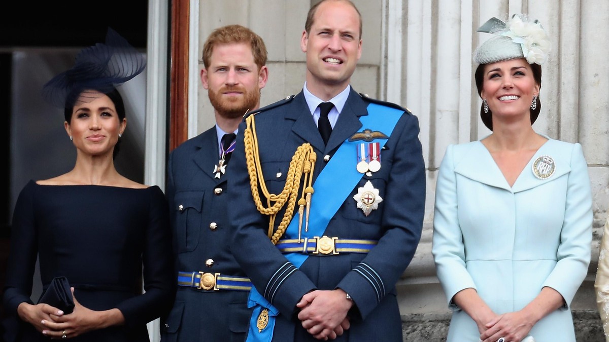 LONDON, ENGLAND - JULY 10: (L-R) Meghan, Duchess of Sussex, Prince Harry, Duke of Sussex, Prince William, Duke of Cambridge and Catherine, Duchess of Cambridge watch the RAF flypast on the balcony of ...