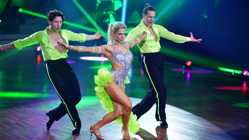 Der Trio-Dance (Samba) von Valentina Pahde, Valentin Lusin (r.) und Evgeny Vinokurov.

Die Verwendung des sendungsbezogenen Materials ist nur mit dem Hinweis und Verlinkung auf RTL+ gestattet.