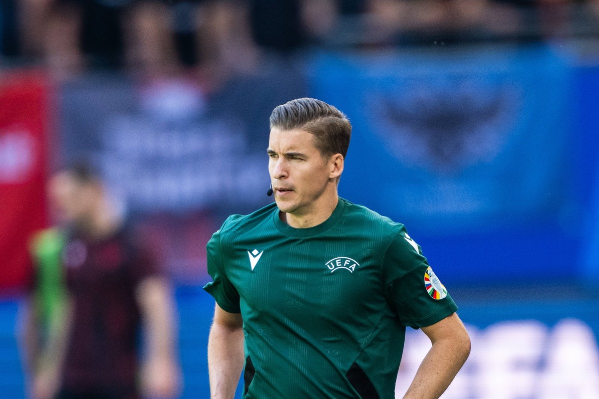 Croatia v Albania, UEFA EURO, EM, Europameisterschaft,Fussball 2024, Hamburg, Germany Hamburg, Germany. 19th, June 2024. Referee Francois Letexier is warming up before the UEFA Euro 2024 match in Grou ...