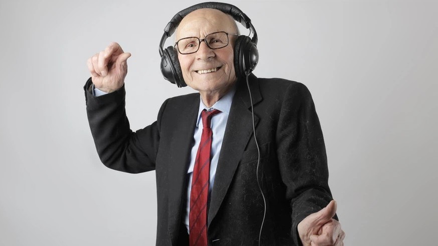 Ein alter Mann hört mit Kopfhörern Musik. Jeden Tag passieren eine Menge Dinge. Mal sind sie skurril, mal schauerlich, schrecklich – oder auch schön. Oft schießen uns zur Situation passende Ohrwürmer  ...