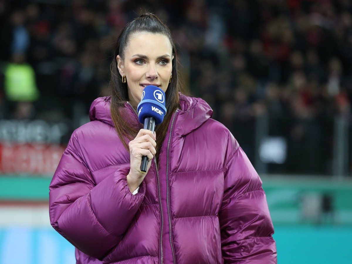 Germany, Leverkusen, 06.02.2024, BayArena, Bayer Leverkusen - VfB Stuttgart - DFB-Pokal, Esther Sedlaczek looks on Leverkusen BayArena North Rhine-Westfalia Germany *** Germany, Leverkusen, 06 02 2024 ...