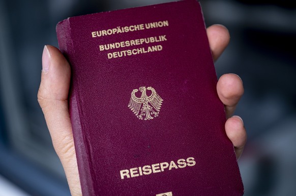 ARCHIV - 16.05.2021, Berlin: Ein Deutscher Reisepass. Wer gut integriert ist, soll k�nftig einfacher den deutschen Pass bekommen. Das Kabinett stimmte am Mittwoch einem Gesetz von Innenministerin Faes ...