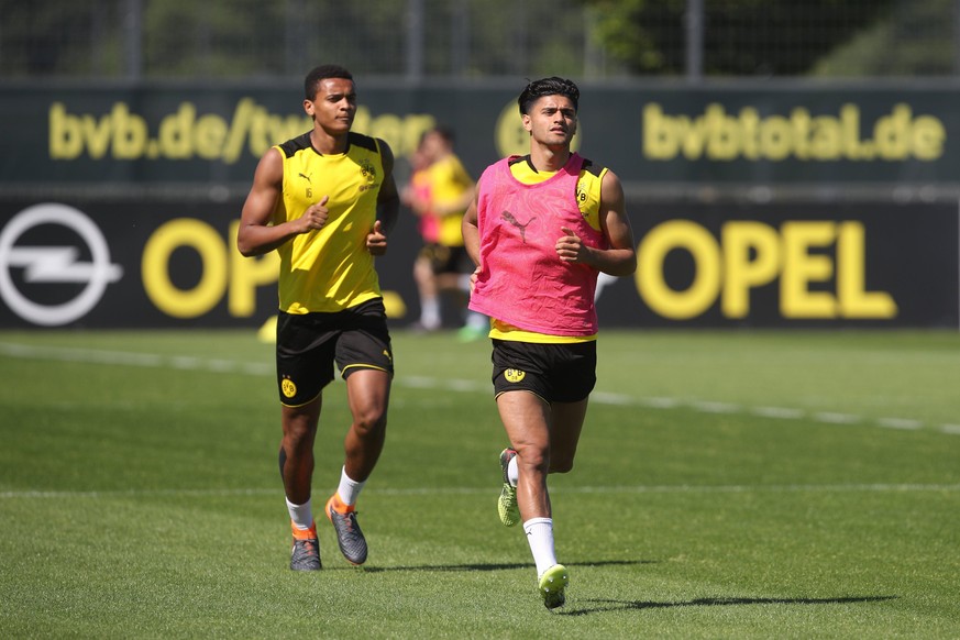 Fu?ball: 1. Bundesliga, Saison 2017/2018, Training von Borussia Dortmund am 08.05.2018 in Dortmund (Nordrhein-Westfalen). v. l. Manuel Akanji (Borussia Dortmund), Mahmoud Dahoud (Borussia Dortmund)