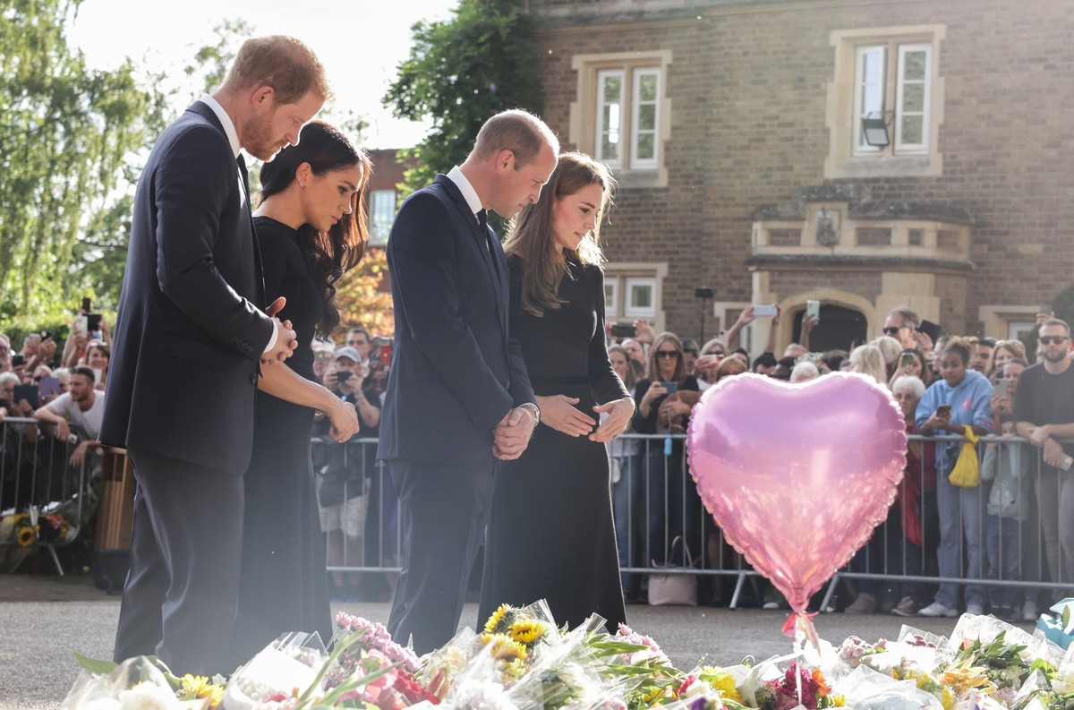 10.09.2022, Gro�britannien, Windsor: Prinz Harry (l-r), Herzog von Sussex, Meghan, Herzogin von Sussex, William, Prinz von Wales, und Kate, Prinzessin von Wales, betrachten die Blumen, die Mitglieder ...