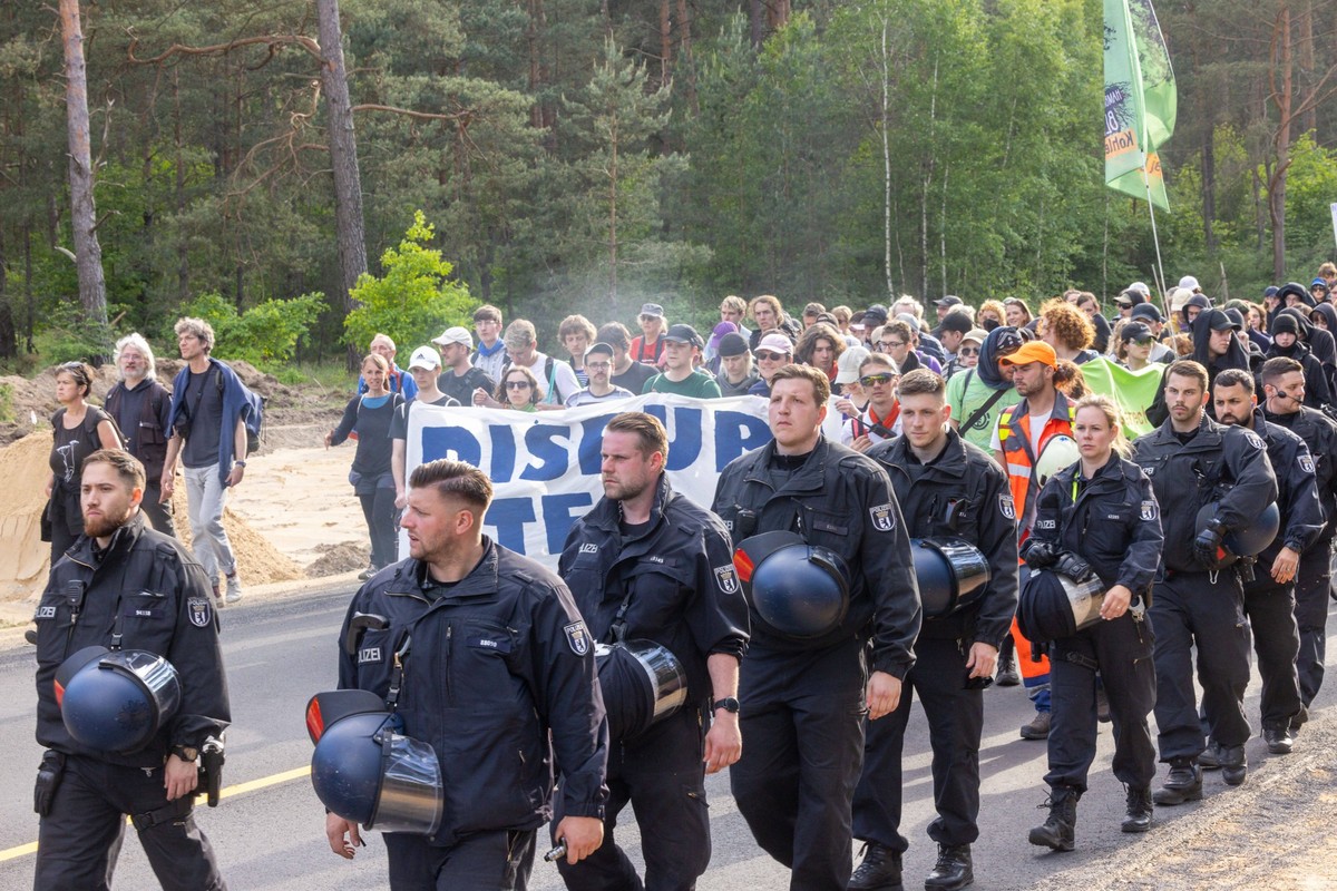 Berlin Demo Wasser Wald Gerechtigkeit, Gruenheide Demo Wasser Wald Gerechtigkeit, Bahnhof Fangschleuse, Gruenheide, Brandenburg, 11.05.2024 *** Berlin Demo Water Forest Justice, Gruenheide Demo Water  ...