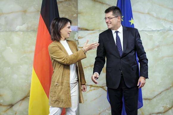 L-R Annalena Baerbock, Bundesaussenministerin, trifft Janez Lenarcic, European Commissioner for Crisis Management, zum Gespraech im Auswaertigen Amt in Berlin, 30.09.2022. Berlin Deutschland *** L R A ...