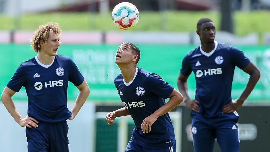 Schalke-Spieler Amine Harit (Mitte) zeigt im Training sein Ballgefühl.