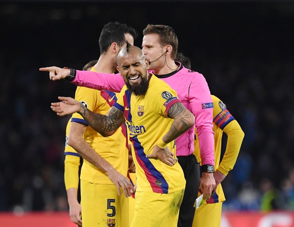 Barca hadert mit sich selbst: Gegen Neapel sah Arturo Vidal wegen einer Disziplinlosigkeit Gelb-Rot, weil er nicht aufhörte zu meckern.