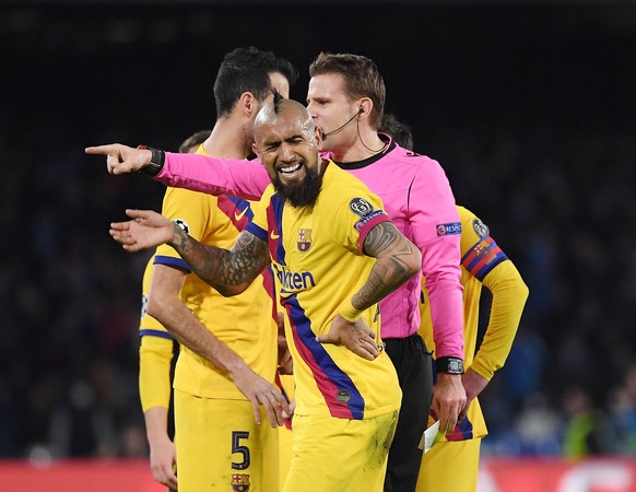 FUSSBALL CHAMPIONS LEAGUE SAISON 2019/2020 ACHTELFINAL HINSPIEL SSC Neapel - FC Barcelona, Barca 25.02.2020 Schiedsrichters Dr. Felix Brych re, Deutschland schickt Arturo Vidal li, Barca nach einer Ge ...