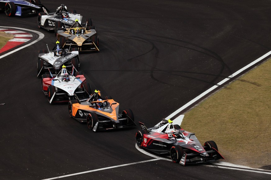 Antonio Felix da Costa POR Porsche vor Jake Hughes GBR McLaren, Norman Nato FRA Andretti und den Rest des FE Feldes, FIA Formel E Weltmeisterschaft, Saison 10, Shanghai E- Prix, 26.05.2024 *** Antonio ...
