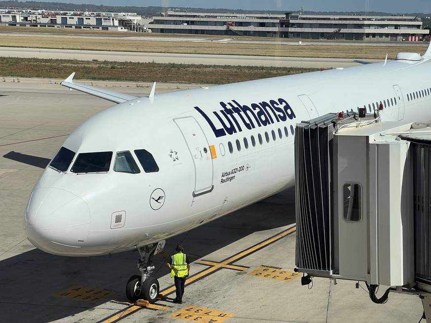 11.06.2022, Beliebtes Reiseziel der Deutschen, Mallorca. Lufthansa-Maschine A321-200 Reutlingen dockt an am Airport Palma de Mallorca PMI. Gleich können die ankommenden Passagiere aussteigen. 11.06.20 ...
