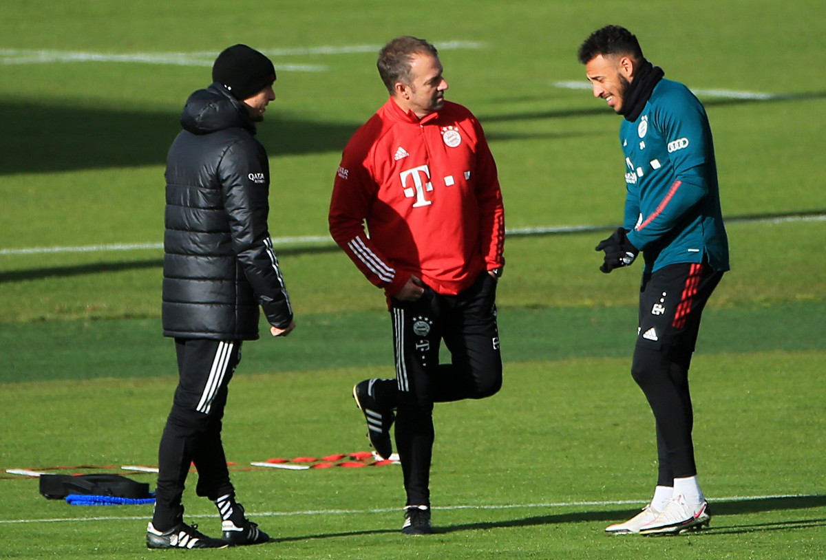 Corentin Tolisso im Gespräch mit Hansi Flick (v.r.).