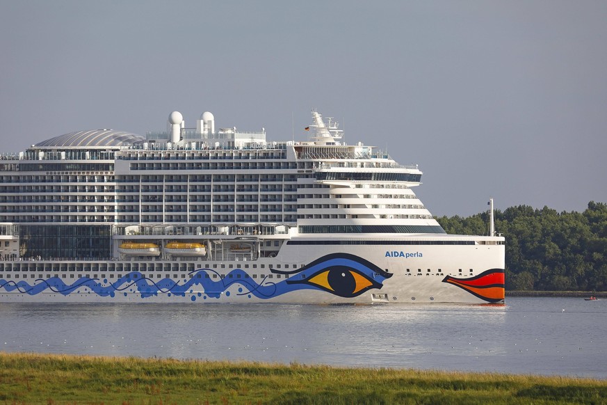 Kreuzfahrtschiff AIDA Perla verlässt den Hamburger Hafen auf der Elbe, Wedel, Schleswig-Holstein, Deutschland, Europa *** Cruise ship Aida Perla leaves the Hamburg Port at the Elbe, Frond, Schleswig H ...